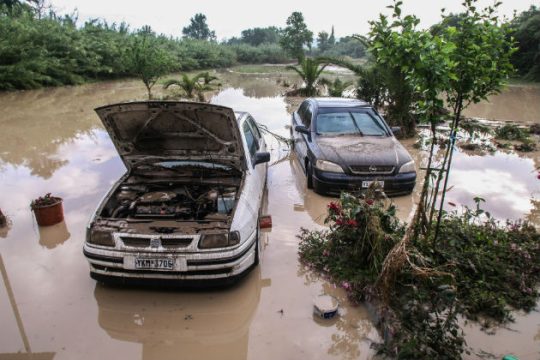 Πλημμυρισμένοι δρόμοι από την έντονη βροχόπτωση