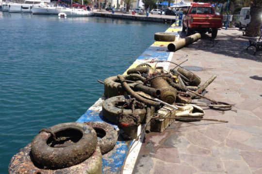 Ψάρεψαν… 70 λάστιχα στις θάλασσες του Πόρου