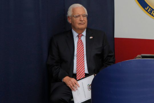 Χαμόγελα, φωτομοντάζ και μια εκρηκτική διπλωματική γκάφα