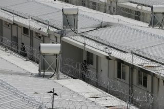 Ανεστάλη η απέλαση εφτά προσφύγων «εμπλεκομένων» σε επεισόδια στη Μόρια