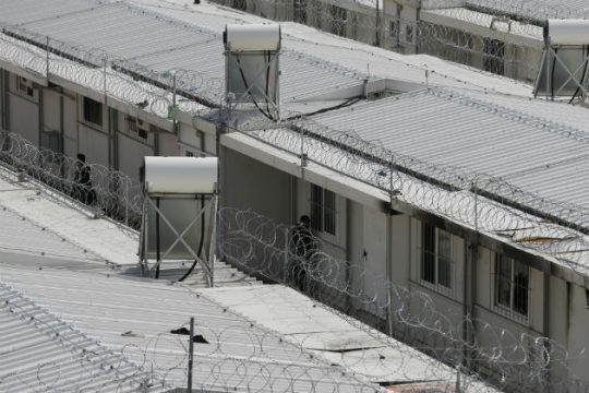 Ανεστάλη η απέλαση εφτά προσφύγων «εμπλεκομένων» σε επεισόδια στη Μόρια