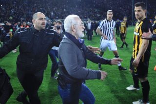 Ο… Γιάννης πήρε τ’ όπλο του