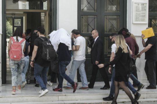 Ελεύθερος με όρους ο γιος του «αποθηκάριου» με τα αντικαρκινικά