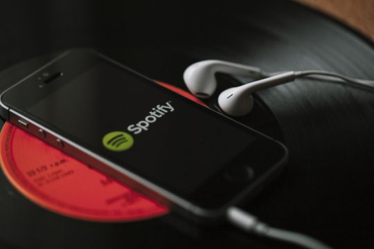 Φεμινιστική οργάνωση κατά Spotify για τη βία κατά των γυναικών