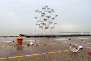 Με την ομπρέλα… παρά πόδα