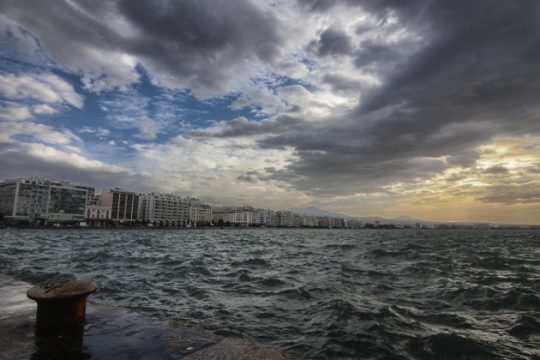 Βούτηξε στον Θερμαϊκό και έσωσε 80χρονο