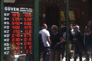 «Πατερίτσα» για την τουρκική λίρα