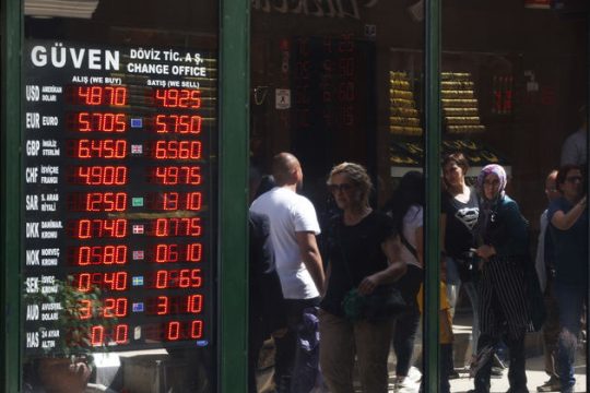 «Πατερίτσα» για την τουρκική λίρα