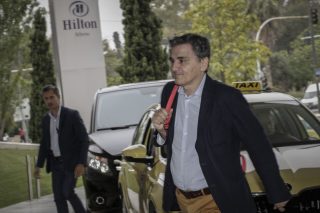 Επί τάπητος προϋπολογισμός, Mεσοπρόθεσμο και πλεονάσματα