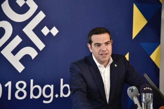 «Πρώτα erga omnes και σύνταγμα και μετά ονομασία»