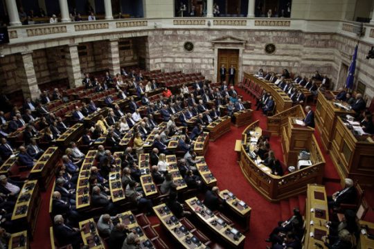 Στην Ολομέλεια η αντιπαράθεση για την αναδοχή