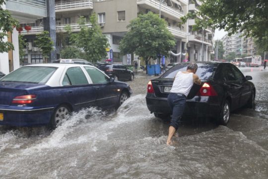 Πνίγηκε η Θεσσαλονίκη από την ξαφνική νεροποντή