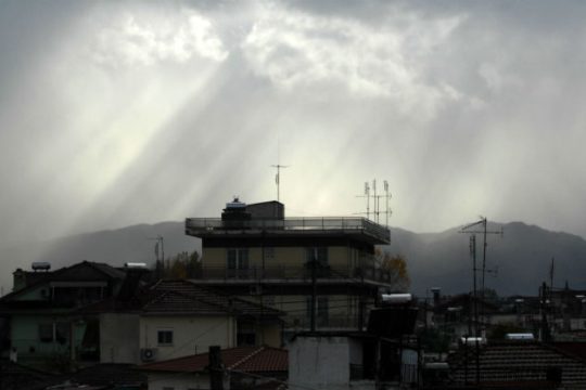 Yψηλές θερμοκρασίες και τοπικές βροχές