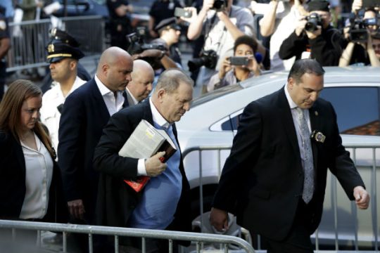 Παραδόθηκε ο Χάρβεϊ Γουαϊνστάιν
