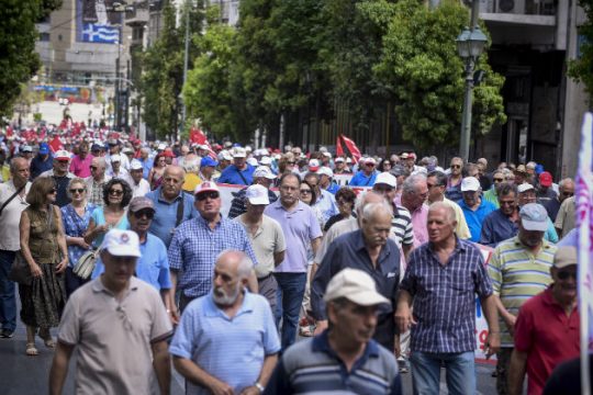Πορεία συνταξιούχων στη Βουλή ενάντια στις περικοπές