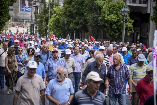 Πορεία συνταξιούχων στη Βουλή ενάντια στις περικοπές