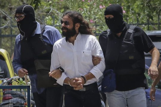 «Μέσα» οι τοξικομανείς έξω ο Μπαρμπαρούσης