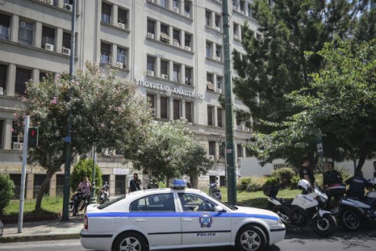 Εισβολή αντιεξουσιαστών στη γ.γ. Εμπορίου για τον Κουφοντίνα
