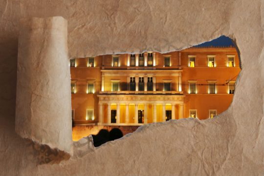 Η δημοκρατία μεταξύ μηδενισμού και ολοκληρωτισμού
