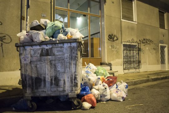 Αυξάνονται τα δημοτικά τέλη για τα απορρίμματα