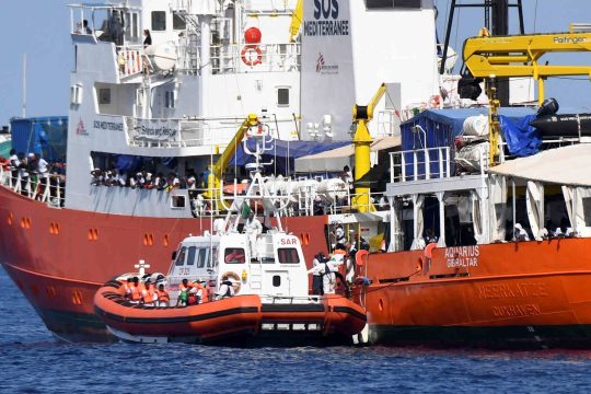 Ηταν ένα μικρό καράβι (γεμάτο πρόσφυγες και μετανάστες)