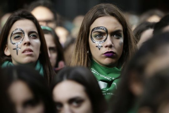 Ιστορικό βήμα προς νομιμοποίηση των αμβλώσεων στην Αργεντινή