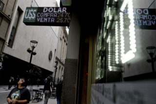 Συνεχίζεται η κατρακύλα του πέσο