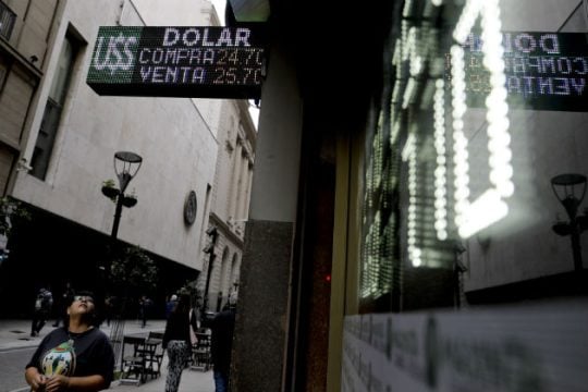 Συνεχίζεται η κατρακύλα του πέσο