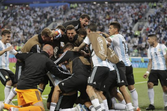 Από τη… χαραμάδα!