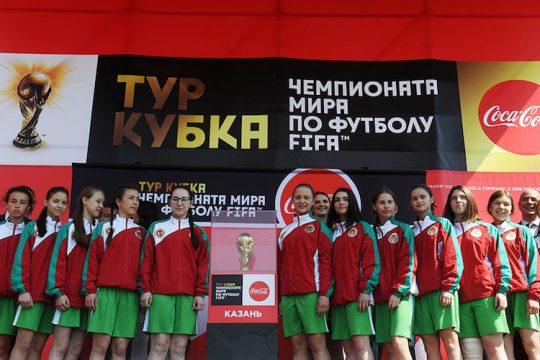 «Ball-girls» στην πρεμιέρα του Μουντιάλ