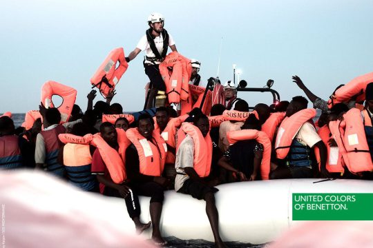 Καμπάνια με φωτογραφία μεταναστών στο Aquarius έκανε η Benetton