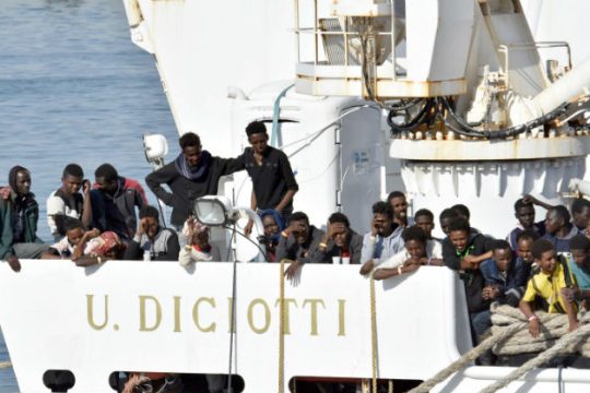 Διπλωματική ένταση ενώ οι πρόσφυγες ταξιδεύουν προς Ισπανία
