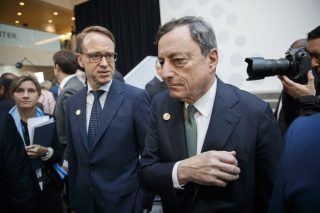 Η ΕΚΤ τερματίζει την ποσοτική χαλάρωση αλλά δεν ανεβάζει τα επιτόκια