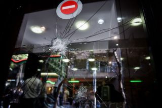 Ποινική δίωξη σε δύο για την επίθεση στην Ελληνοαμερικανική Ενωση