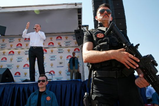 Οδηγίες εκλογικής χειραγώγησης από τον Ερντογάν