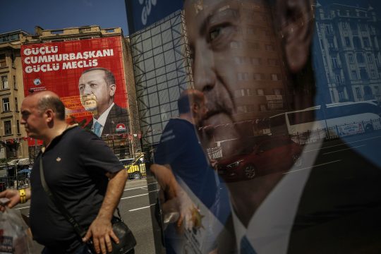 Παλεύουν για να ακουστούν οι αντίπαλοι του Ερντογάν