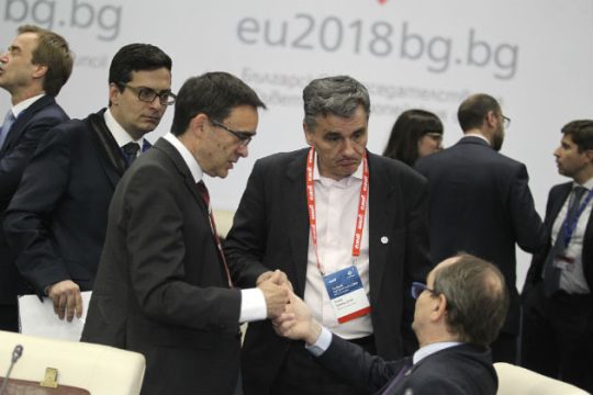Bloomberg: Τα μέτρα και η διαδικασία ελάφρυνσης του χρέους