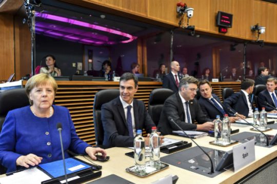 Διαιρεμένη η ηγεσία της Ε.Ε. συνεδριάζει για το προσφυγικό