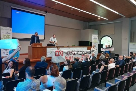 Παρέμβαση κατά της καύσης σκουπιδιών σε ομιλία Φάμελλου