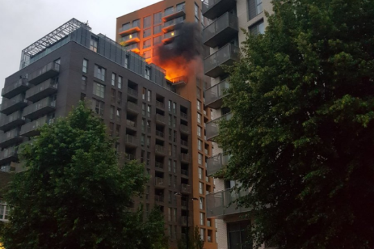 Μνήμες από τον Πύργο Γκρένφελ ξύπνησε φωτιά στο Λονδίνο