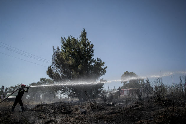 Τραυματίστηκε πυροσβέστης στο άλσος Συγγρού
