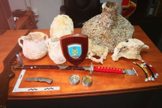 Αρχαία, όπλα και ναρκωτικά σε σπίτι 49χρονου στην Κάλυμνο