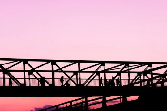Από τη συγχρονική στη γραμματολογική κριτική