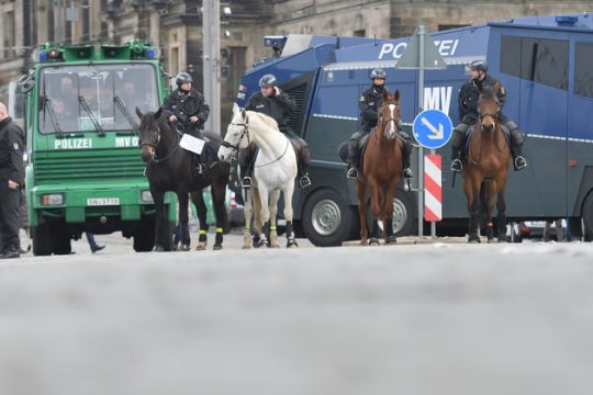 Δεξιότερα, όλο και δεξιότερα…