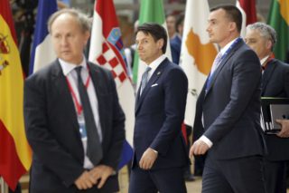 «Συμφωνία-πακέτο» ζητά η Ιταλία για την άρση του βέτο