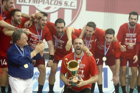 Το νταμπλ βάφτηκε ερυθρόλευκο