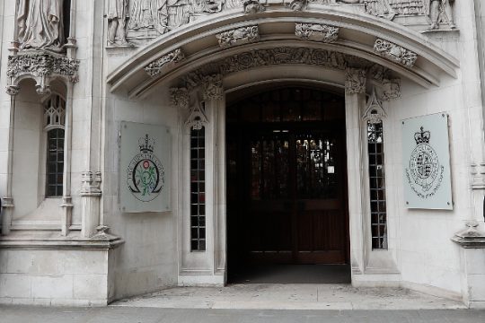 Παίζουν… καθυστερήσεις με την άμβλωση για να στηρίξουν την Μέι