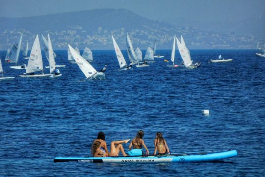 Ηλιοφάνεια με συννεφιά