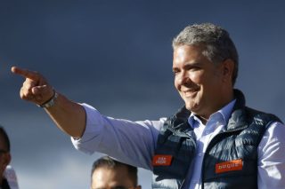 Ο «μικρός Ουρίμπε» κέρδισε και απειλεί