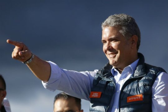 Ο «μικρός Ουρίμπε» κέρδισε και απειλεί